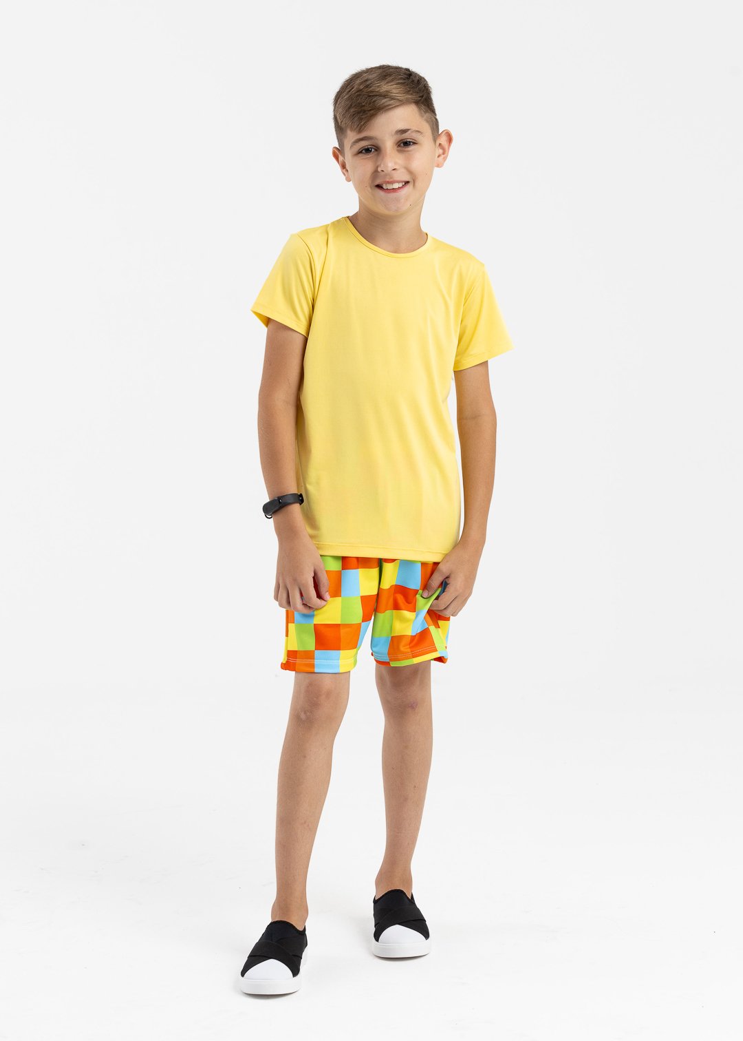 camiseta amarela uv e bermuda xadrez 2