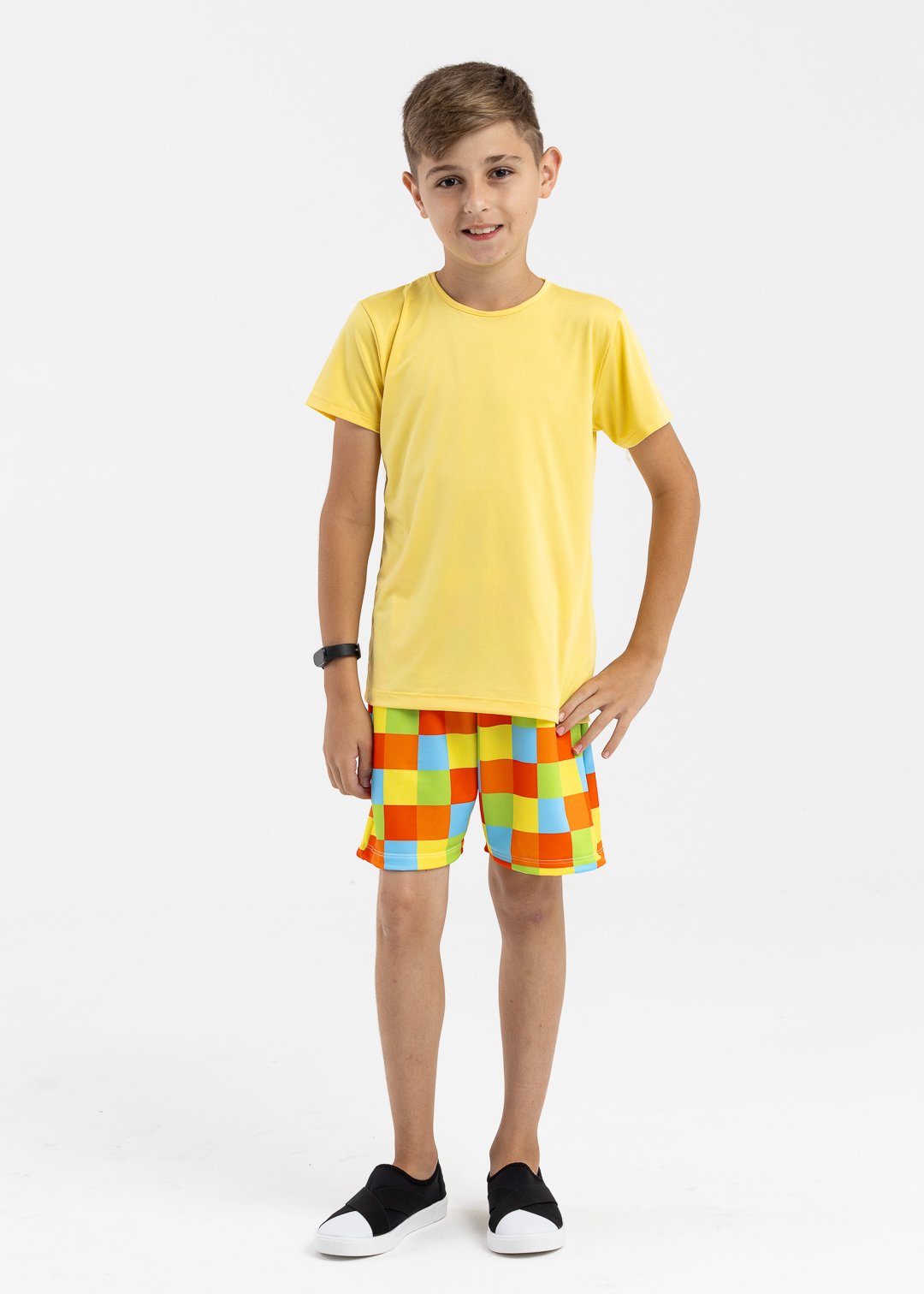 camiseta amarela uv e bermuda xadrez