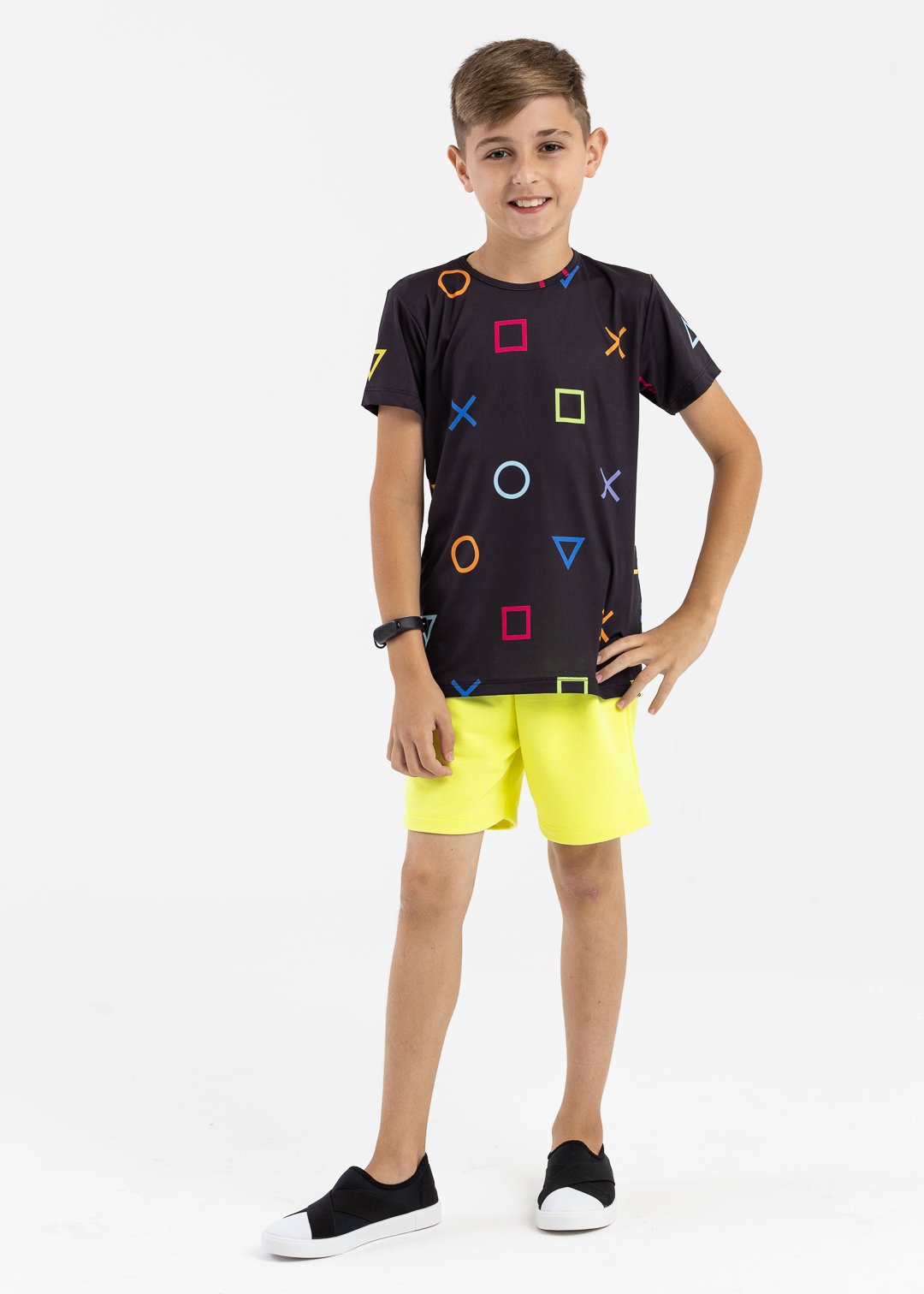 camiseta game e bermuda neon