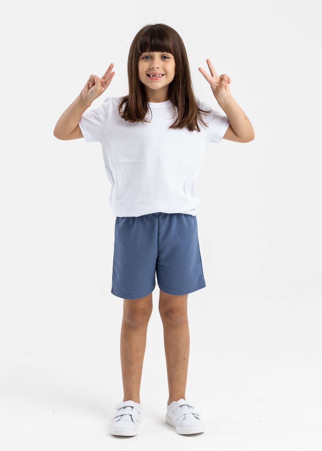 camiseta branca e bermuda azul 4