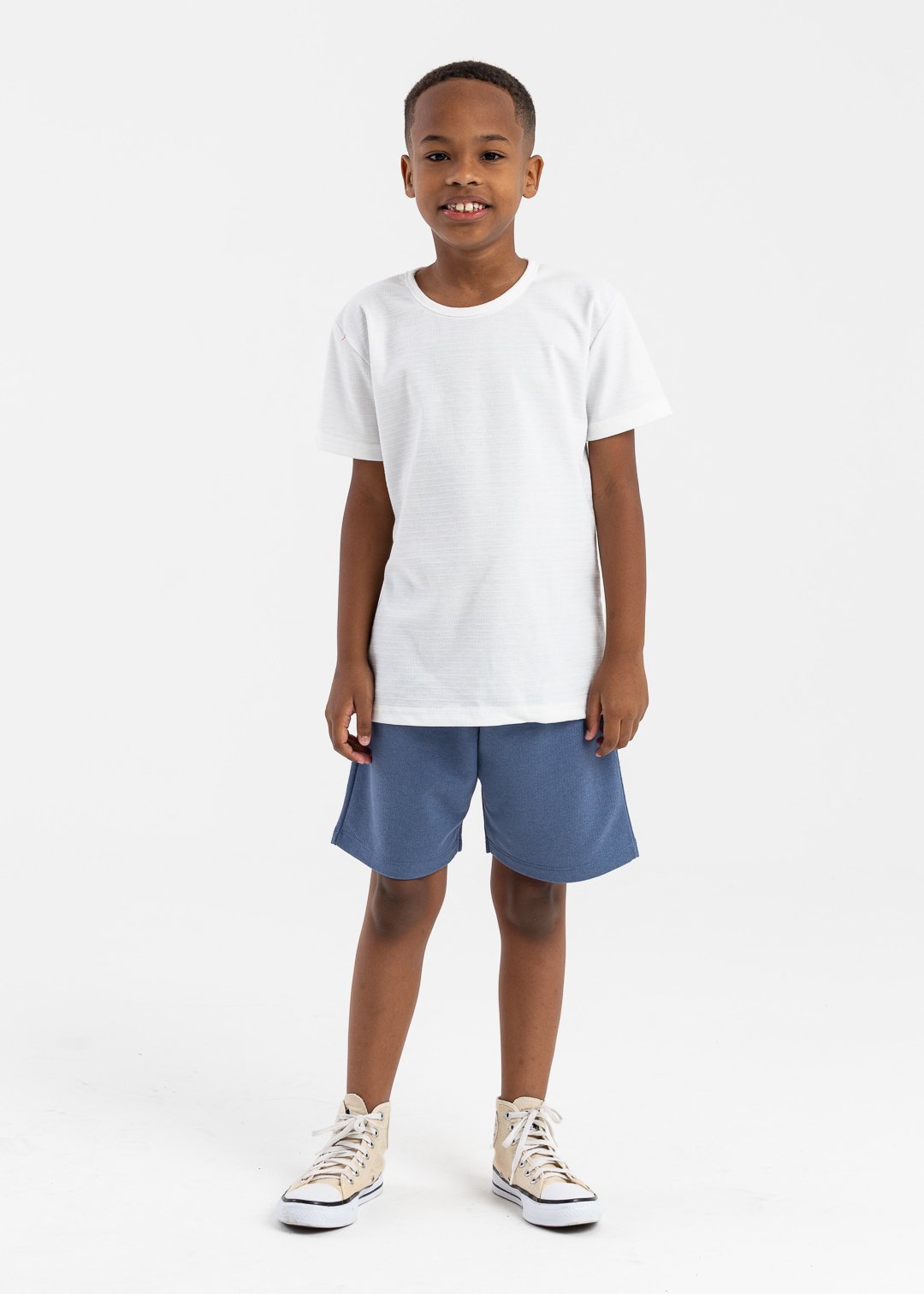 camiseta branca e bermuda azul