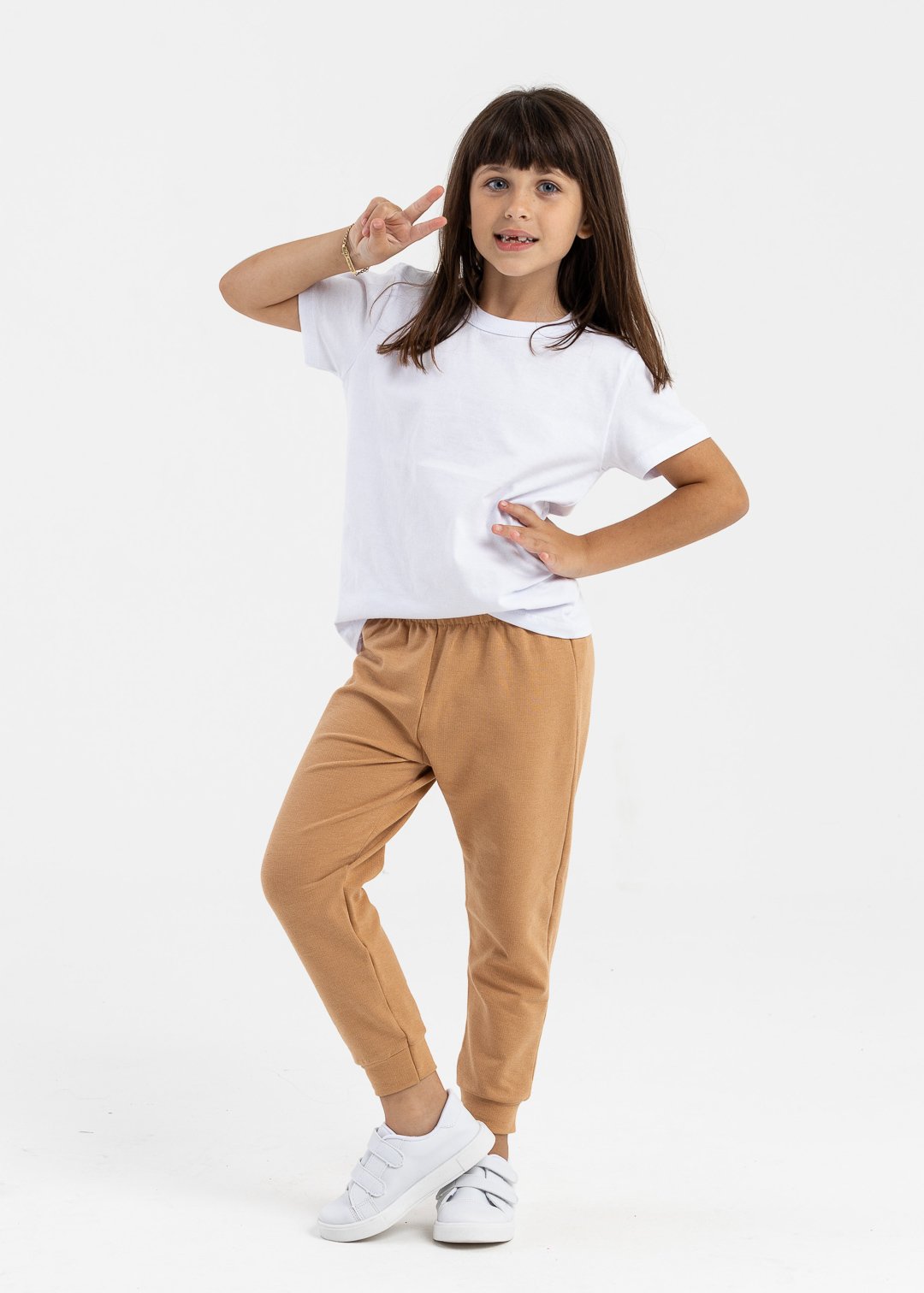 camiseta branca e calca bege molecotton 2