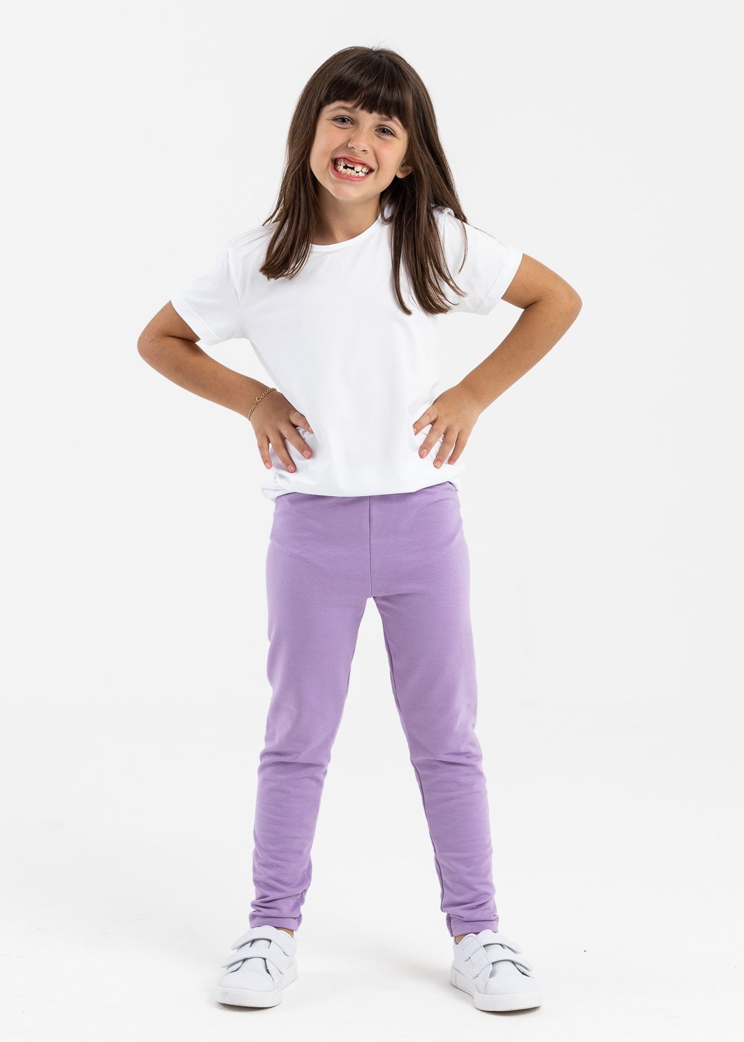 camiseta branca e calca lilas molecotton