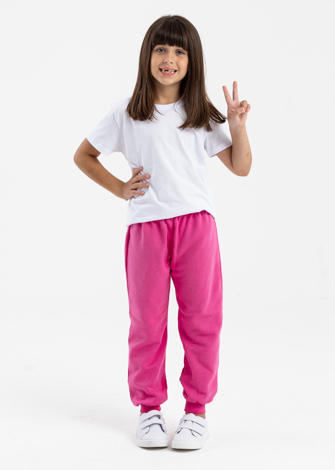 camiseta branca e calca pink
