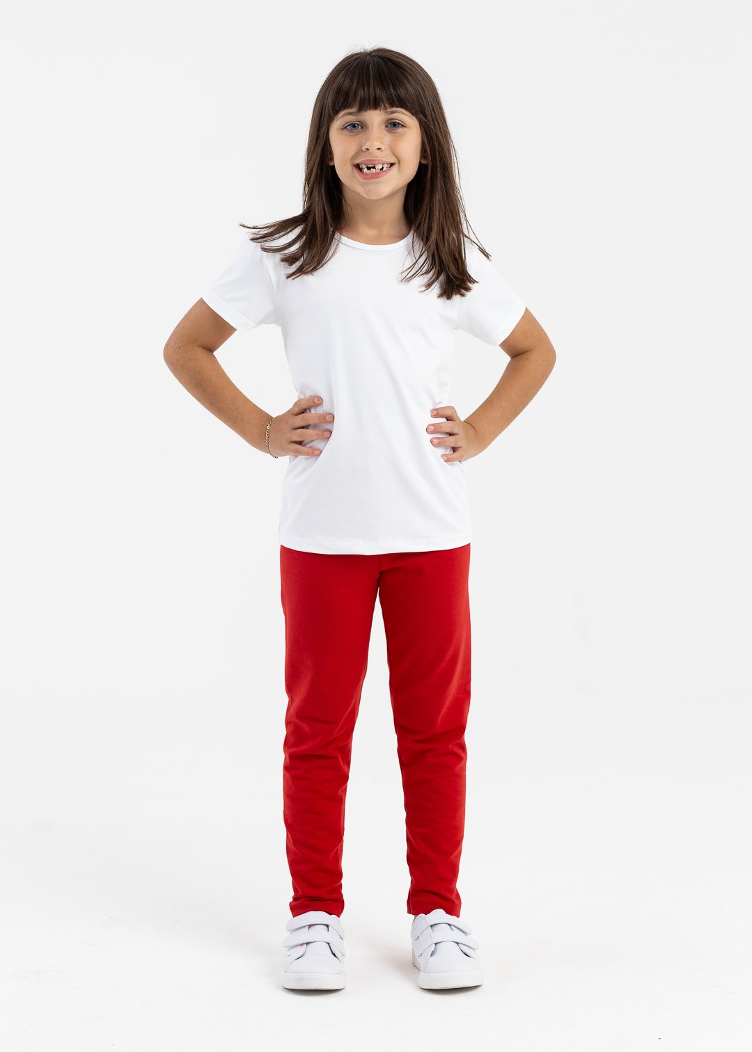 camiseta branca e calca vermelho molecotton