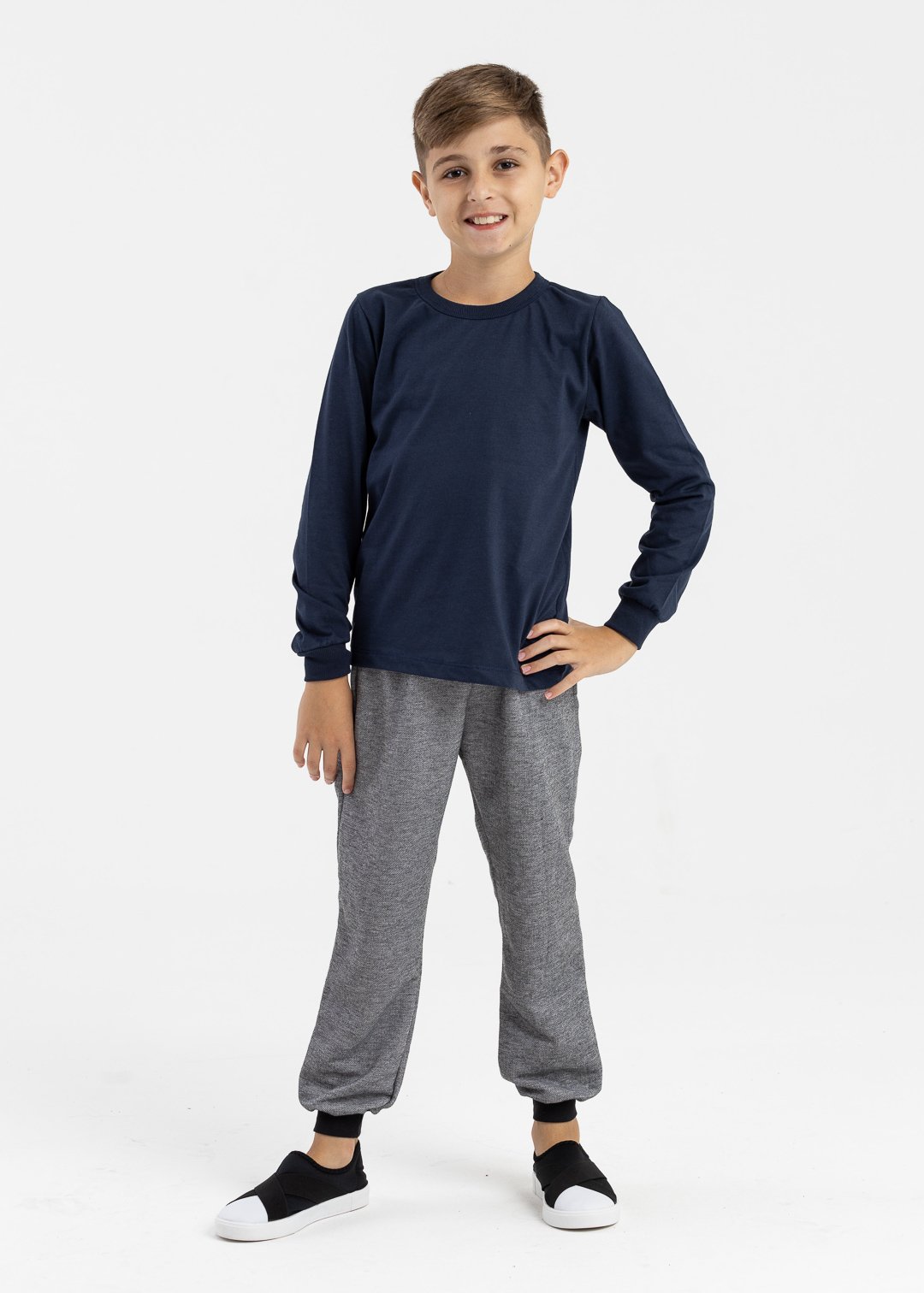 camiseta longa azul marinho meia malha e calca mescla alfaiataria