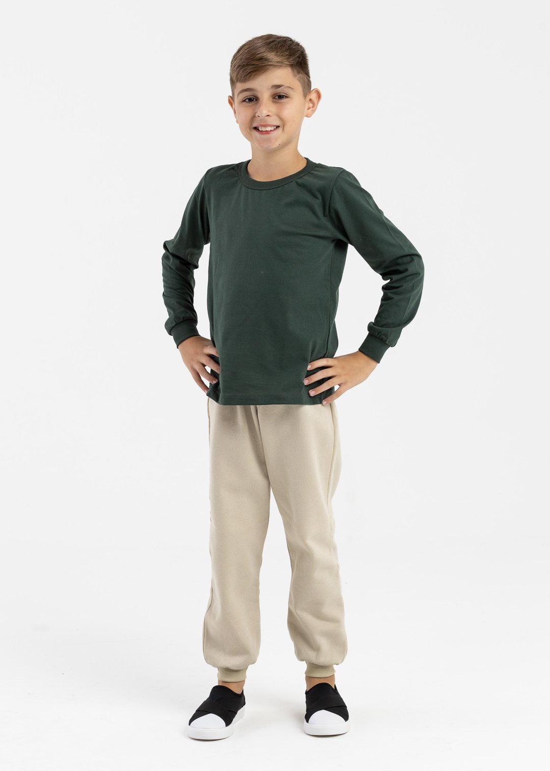 camiseta meia malha verde e calca moletom bege conforto e preco 3