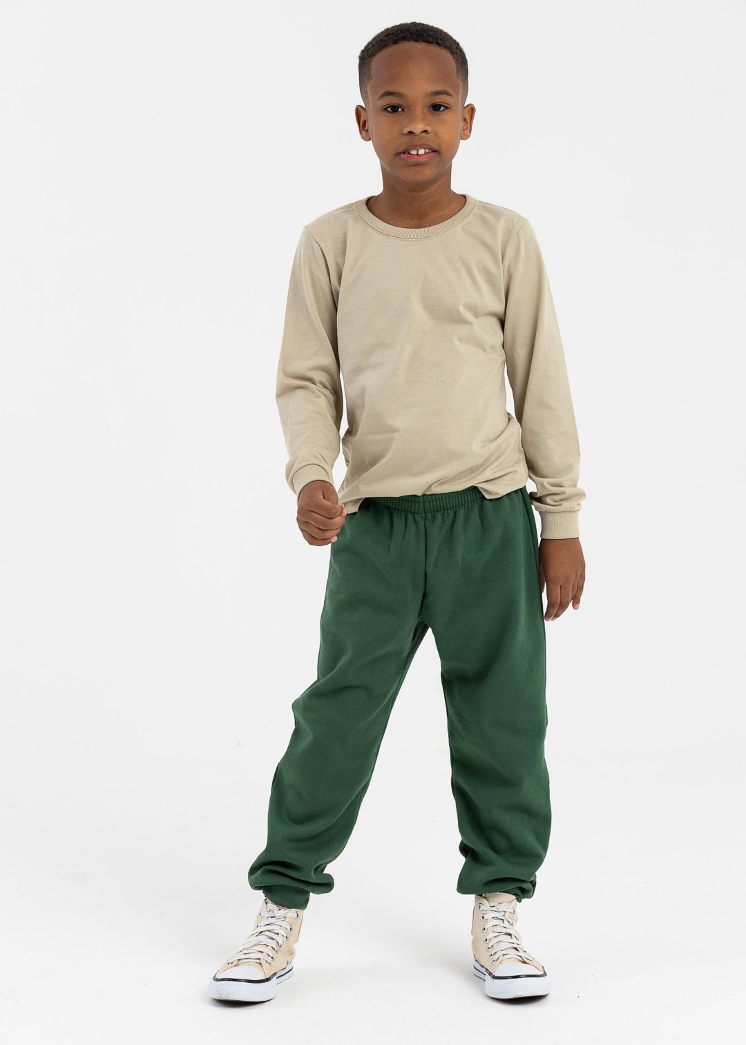 camiseta longa bege e calca moletom verde qualidade e conforto