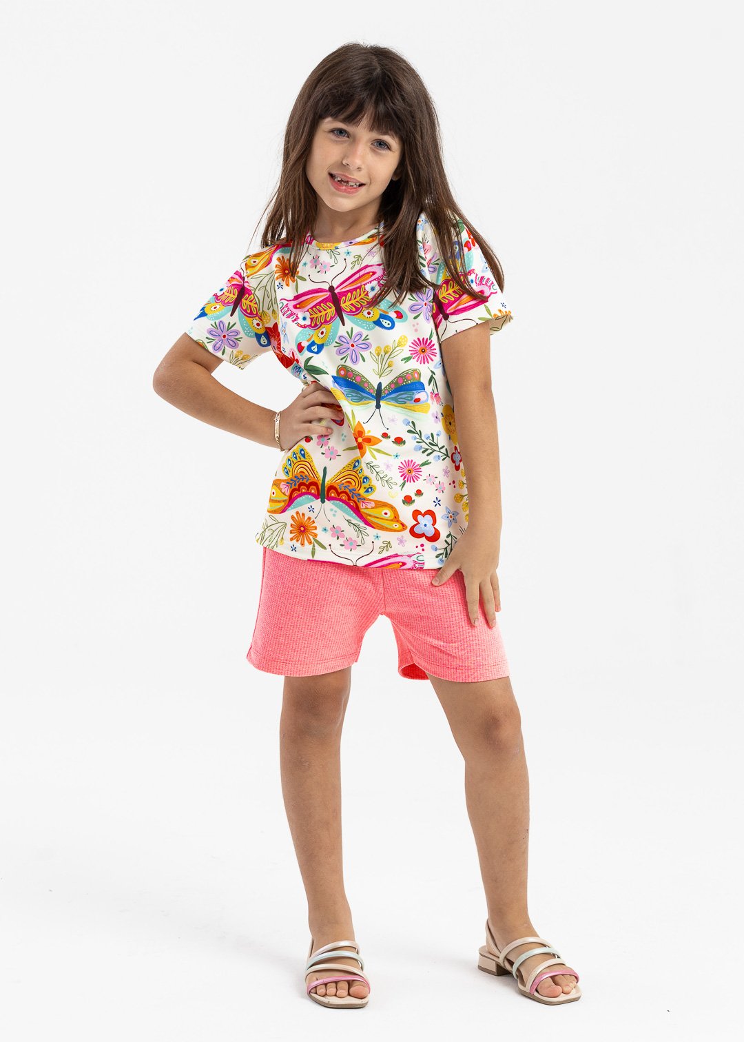 camiseta borboletas florais e bermuda rosa neon